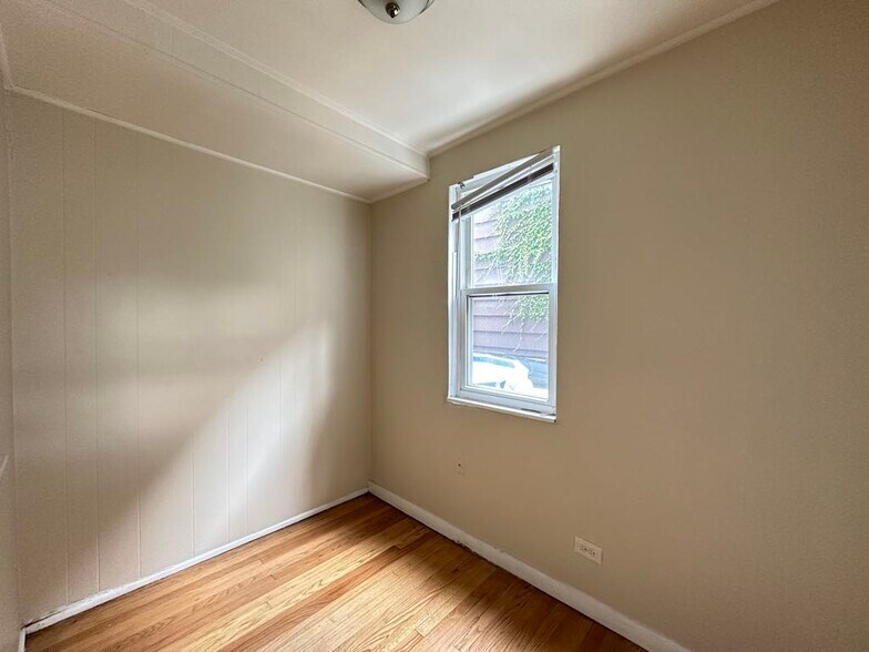 Building Photo - 4409 N Kenneth Ave
