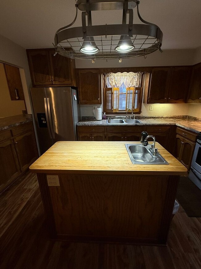 Building Photo - Rent free December ! Sign a lease in December and enjoy the rest of the month free!