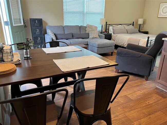 Building Photo - Modern Garage Apartment in Crestview Neighborhood!  Fully Furnished
