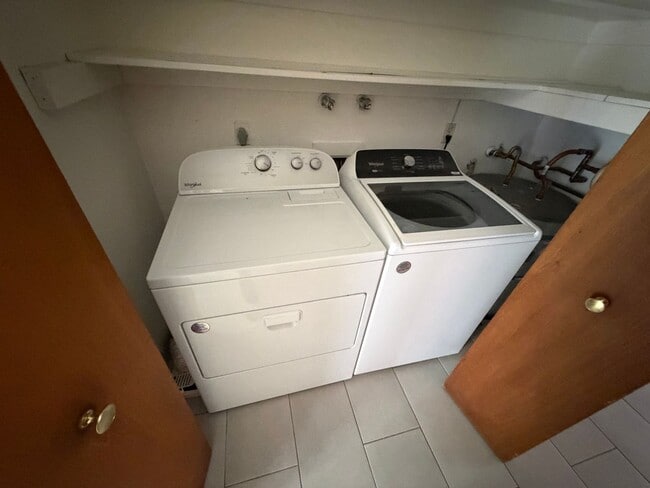 Building Photo - Central and updated 3 bedroom 1.5 bath tow...