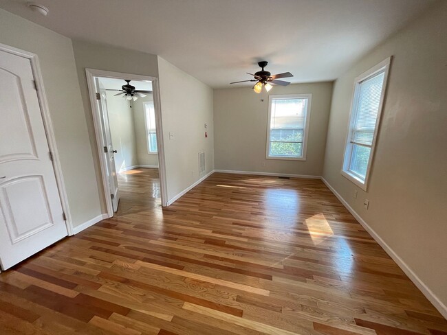 Building Photo - Large, updated 5 BR 2.5 BA in Carrboro, cl...