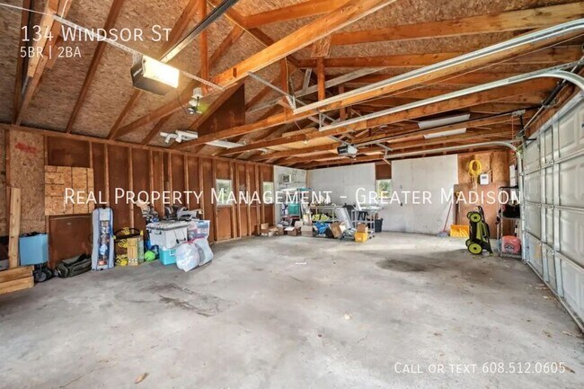 Building Photo - Spacious Home in Sun Prairie