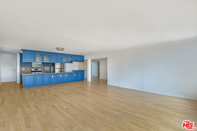Building Photo - 440 S Roxbury Dr