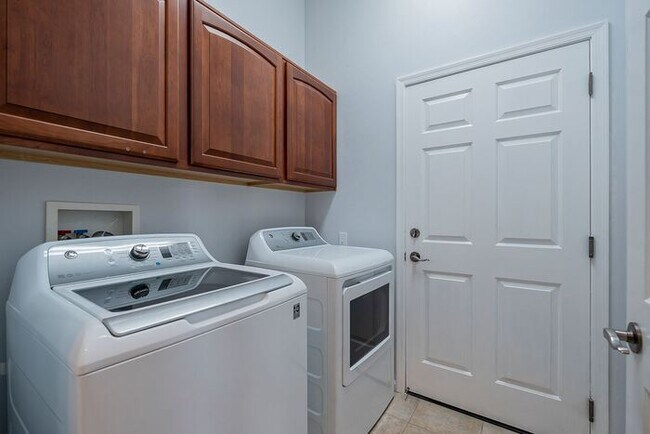 Building Photo - Gated Community!