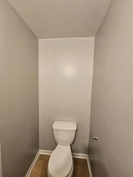 Building Photo - 1136 E 81st St