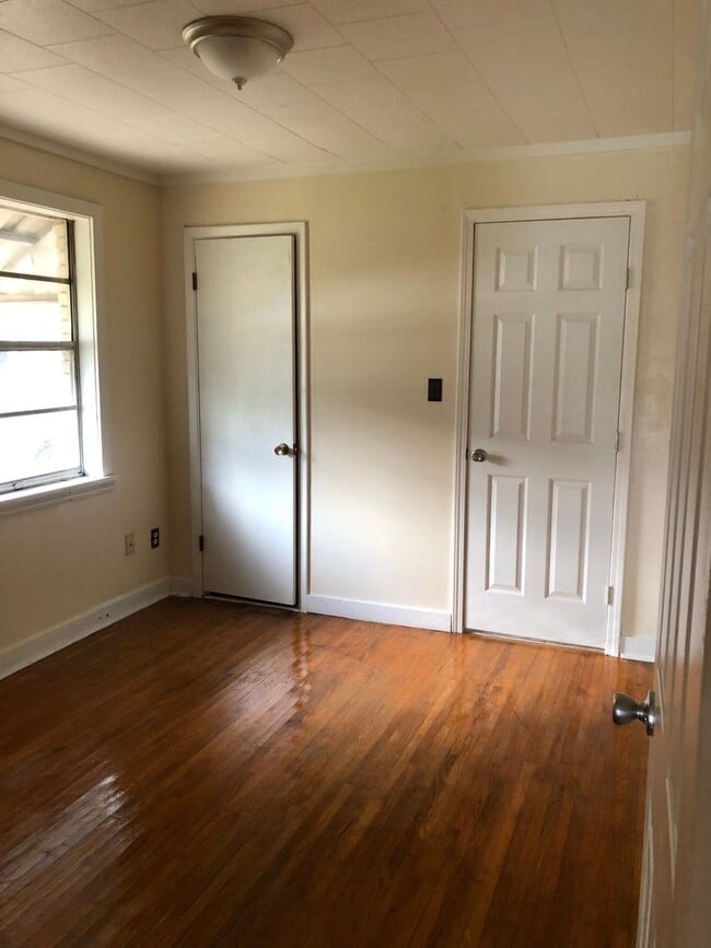 Building Photo - 4 Bedroom and 3 Bathroom home NLR