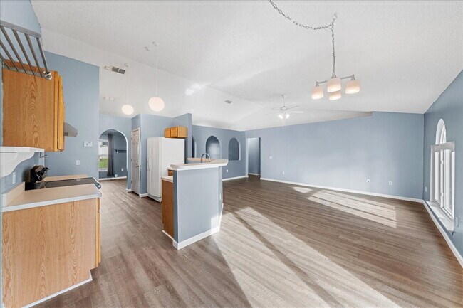 Building Photo - Palm Bay Gem