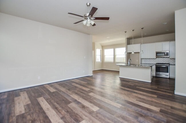 Building Photo - Beautiful 2 story home with 4 bedrooms, 2,...