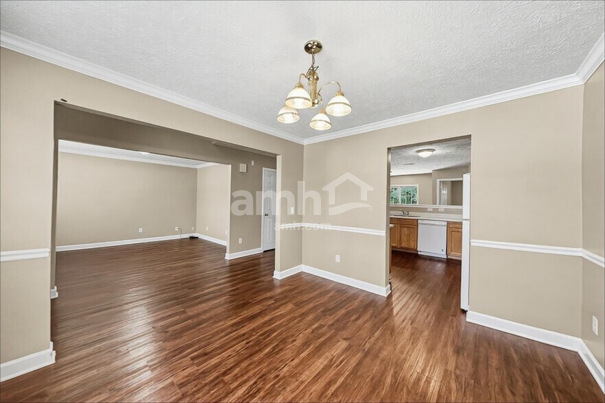 Building Photo - 8028 Meadowview Ln