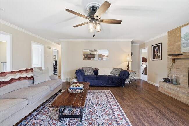 Building Photo - 217 E Louella Dr