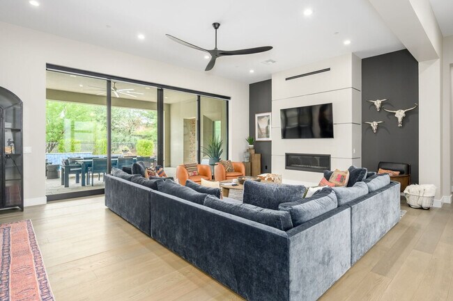 Building Photo - 8742 E Woodley Way