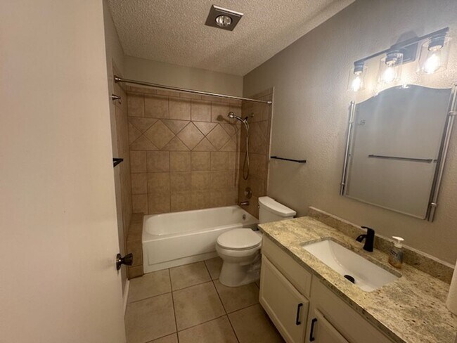 Building Photo - What a Gem! Spacious, Renovated 1-Story Ho...