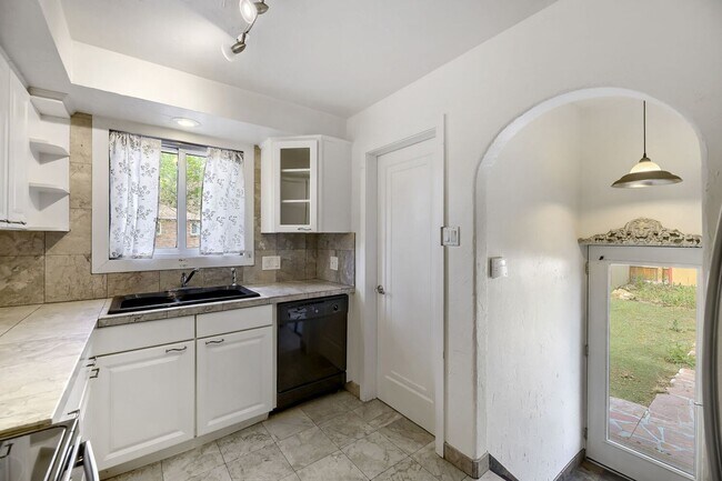 Building Photo - $1000 OFF RENT! Spacious 4bd/2ba Charming Historic Home near Wash Park- Available NOW!
