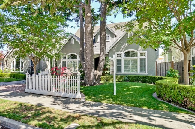 Building Photo - Stunning two-story spacious home on tranquil tree-lined street.