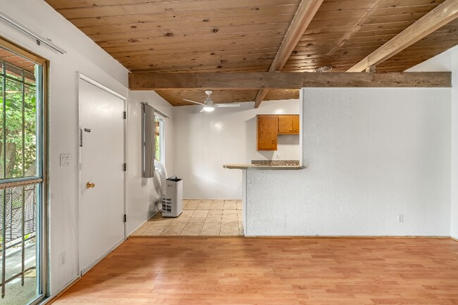 Building Photo - 826 S Grand View St