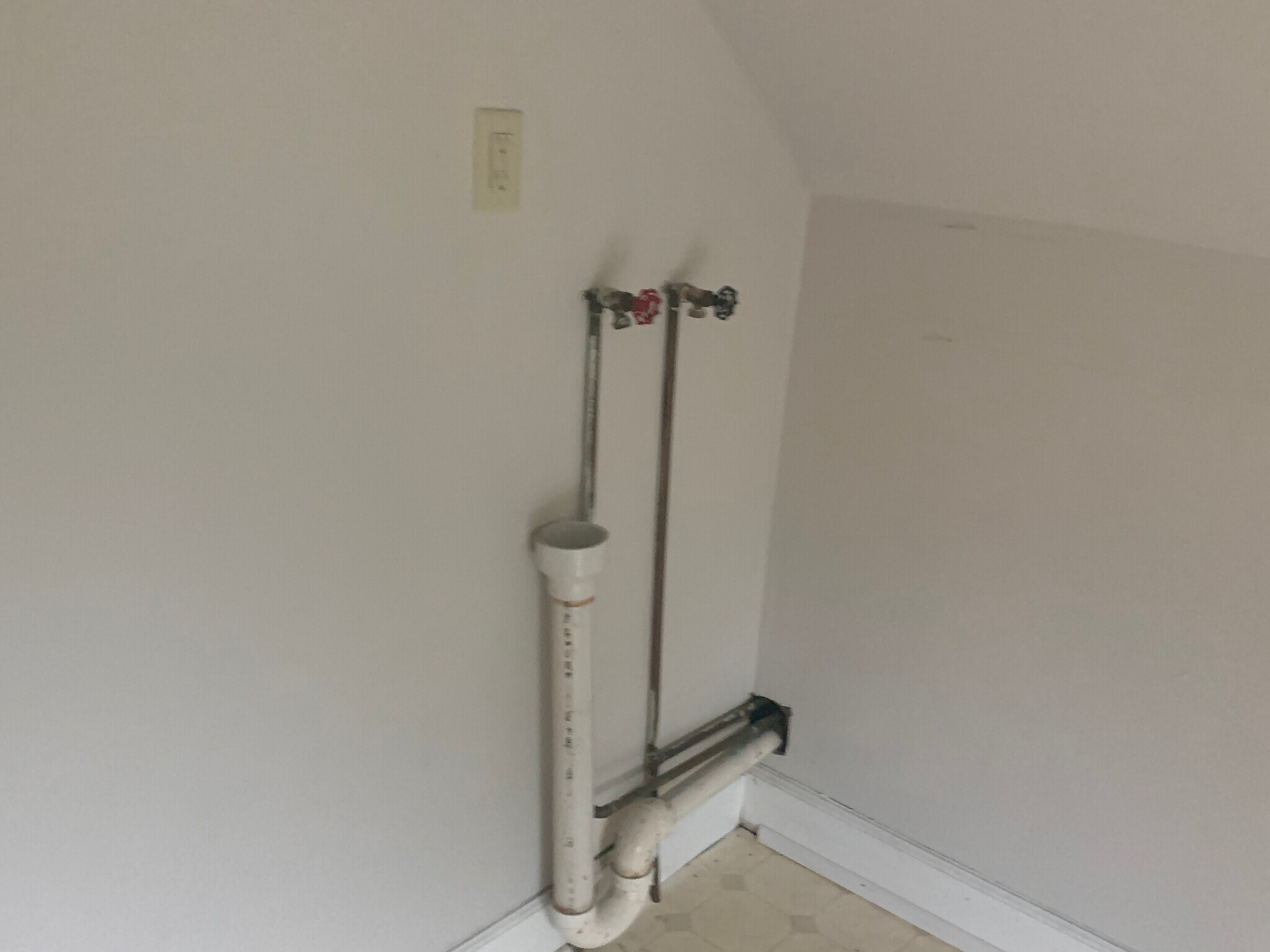 Washdryer Hookup - 3510 Hilda Ave