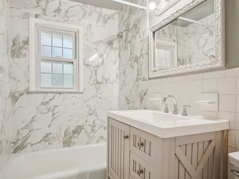 Main bathroom - 39 Harrison Ave