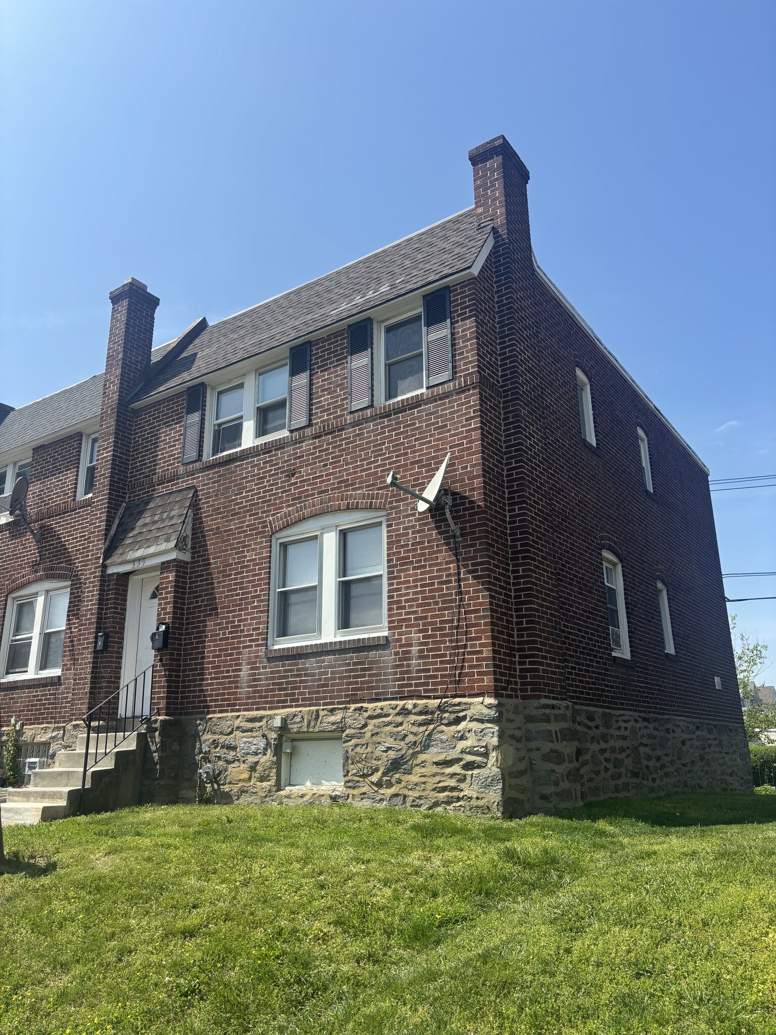 Building Photo - 339 E Essex Ave