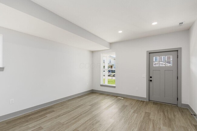 Building Photo - 858 E Starr Ave