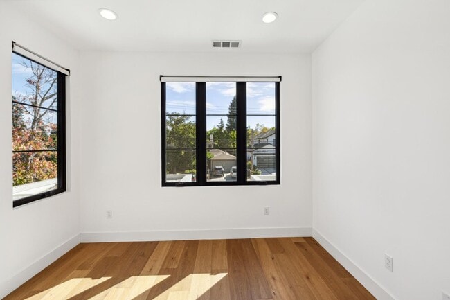 Building Photo - Luxurious Modern Single Family Home in West Menlo Park Available Now!