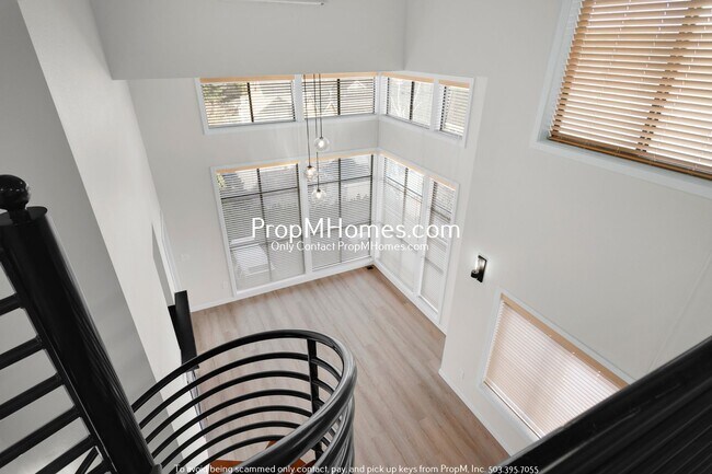 Building Photo - Updated Two Level Condo in the Heart of Do...