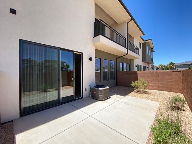 Building Photo - SPACIOUS TOWNHOME AVAILABLE FOR RENT