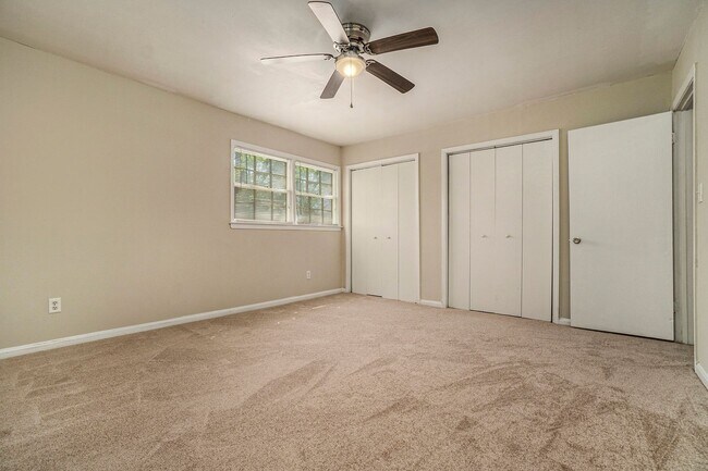 Building Photo - Large 4 Bedroom 3 Bath Home