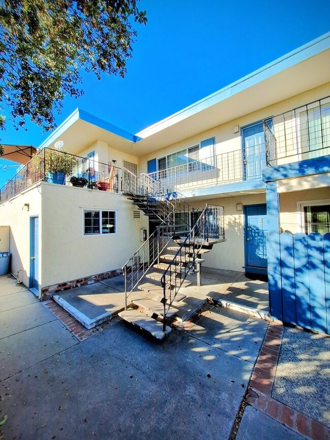 Building Photo - Refurbished 3bd Townhouse Style Apartment