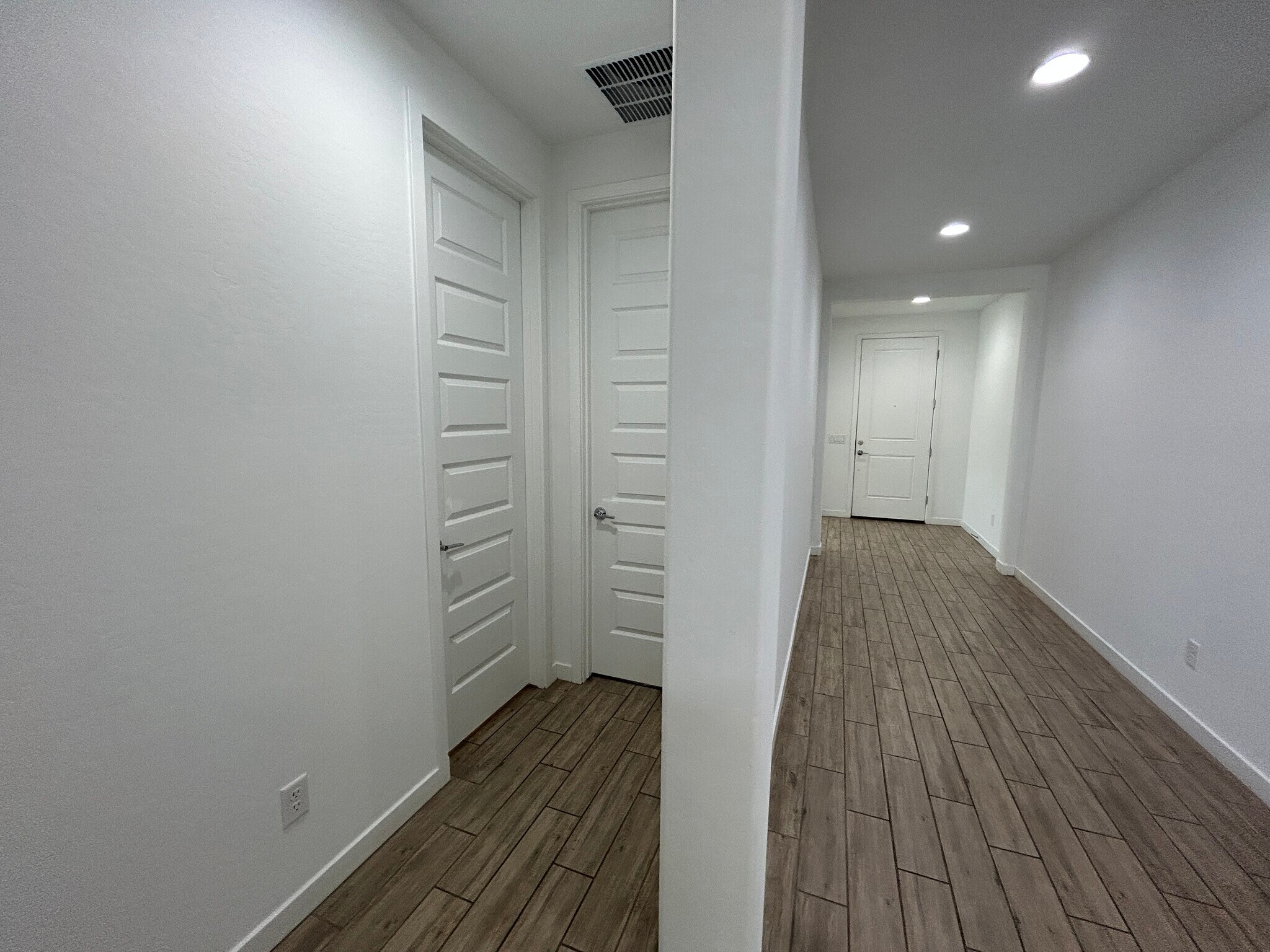 Building Photo - 2241 E Meadowview Ct