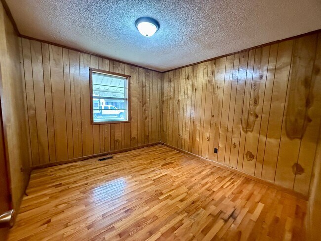 Building Photo - 4 Bedroom/1.5 Bathroom Home in Paragould AR - $1,275/month