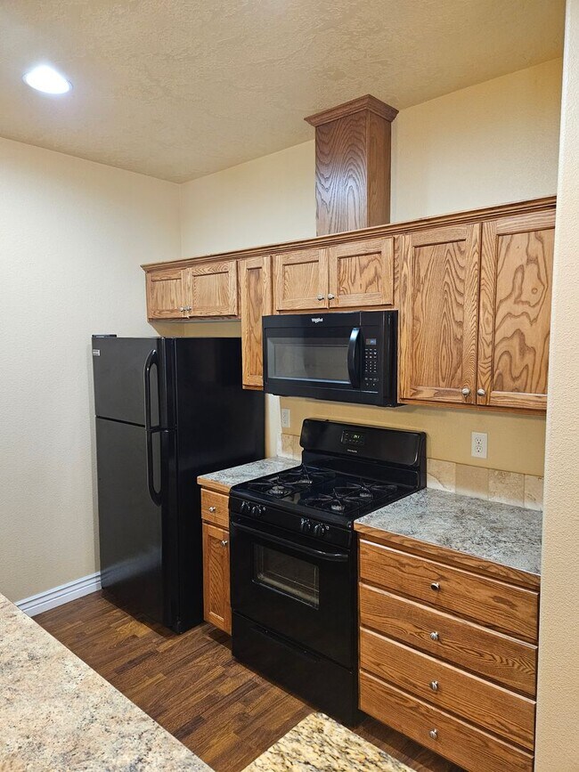 Building Photo - 3/2.5 in Boise-2 Car Garage, Fireplace, Vaulted Ceilings, Landscaping Included.
