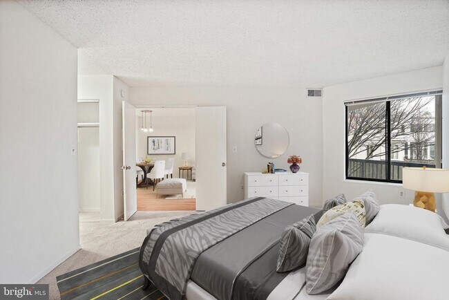 Building Photo - Gorgeous and Airy 1bd/1ba in Glover Park with parking and a balcony!