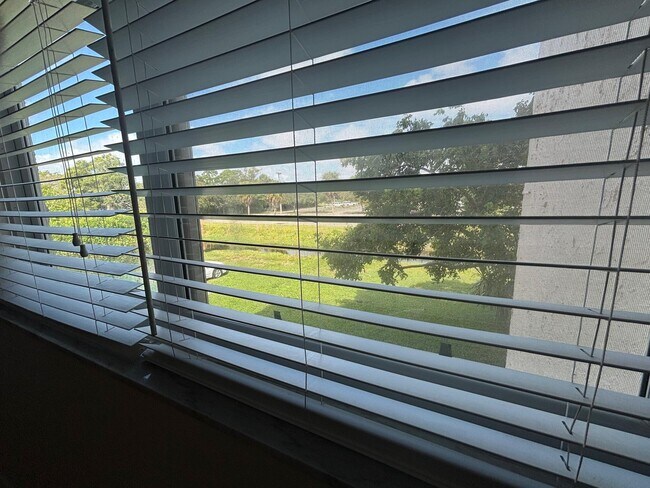 Building Photo - 725 Lori Dr