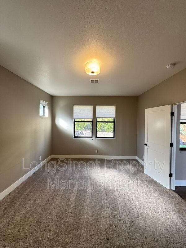 Building Photo - 3445 SW Buckeye Pl