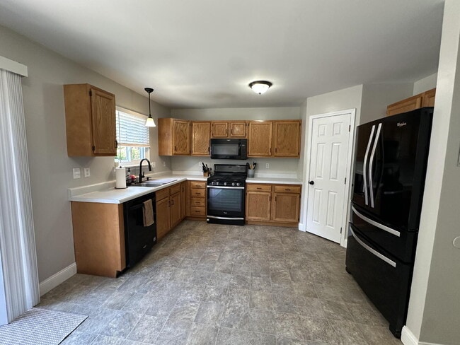 Building Photo - Seckman 3 bedroom 2 story fenced in yard