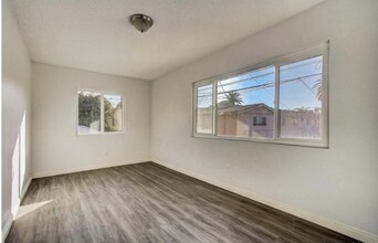 Building Photo - 2122 E 10th St