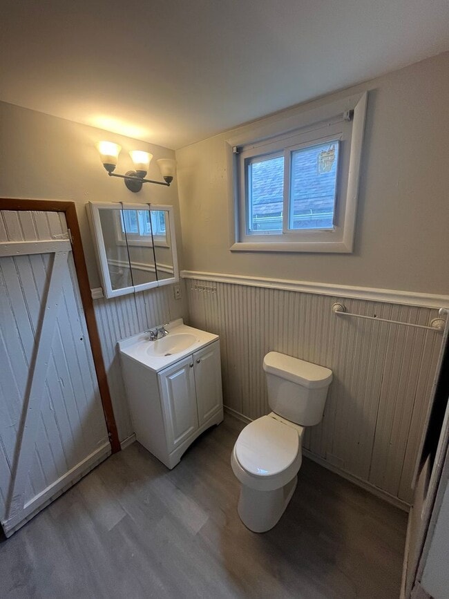 Building Photo - Section 8 Accepted! Spacious Newly Renovat...