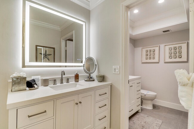 Building Photo - 438 Brackenwood Ln S