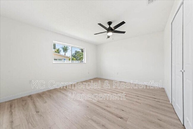 Building Photo - 484 Greenway Ave