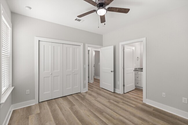 Building Photo - 305 Okaloosa Ave