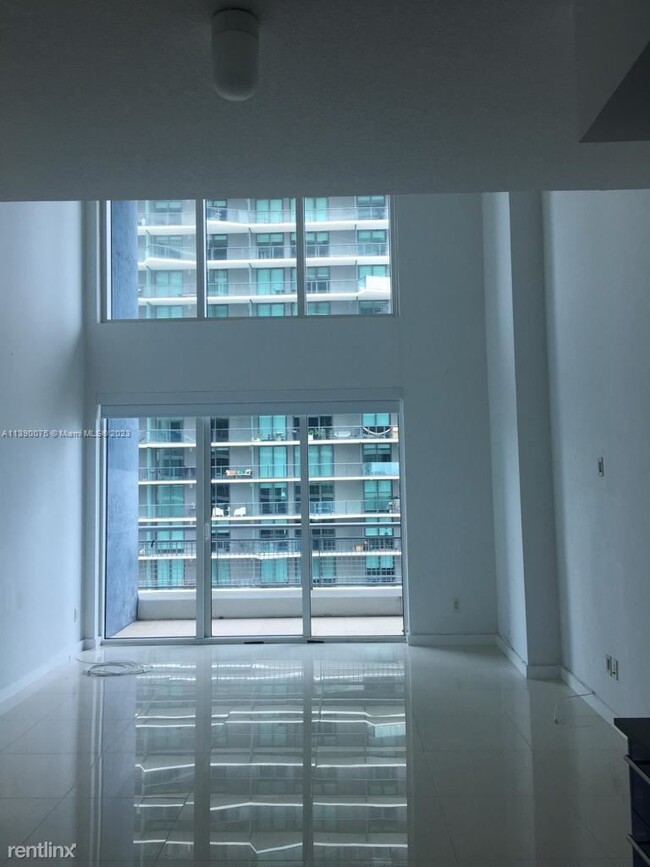 Building Photo - 2 br, 2.5 bath Condo - 60 SW 13th St Spect...