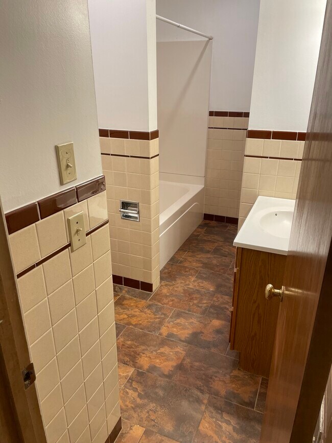 Main Bath 1 - 7310 Valley St