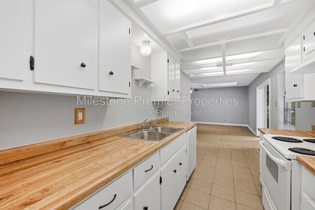 Building Photo - 1312 Churchill Way W