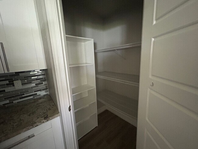Building Photo - Stunning  3 bedroom 2 bathroom single family home.