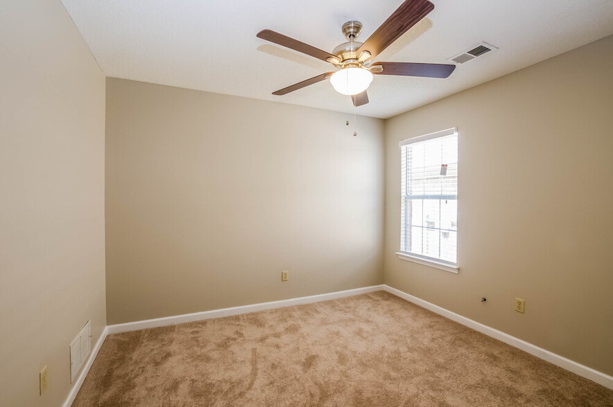 Building Photo - 8180 Cross Point Dr