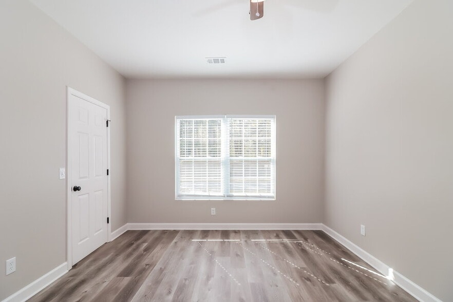 Building Photo - 2528 Fairway Cir SW