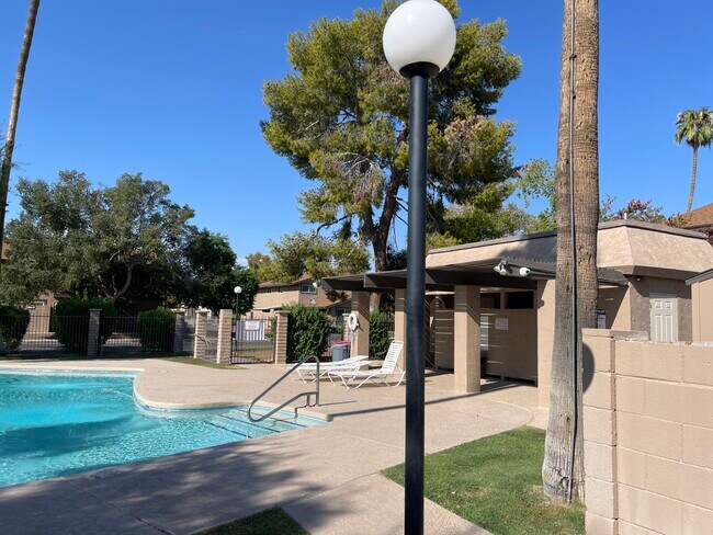 Building Photo - 1111 N 84th Pl