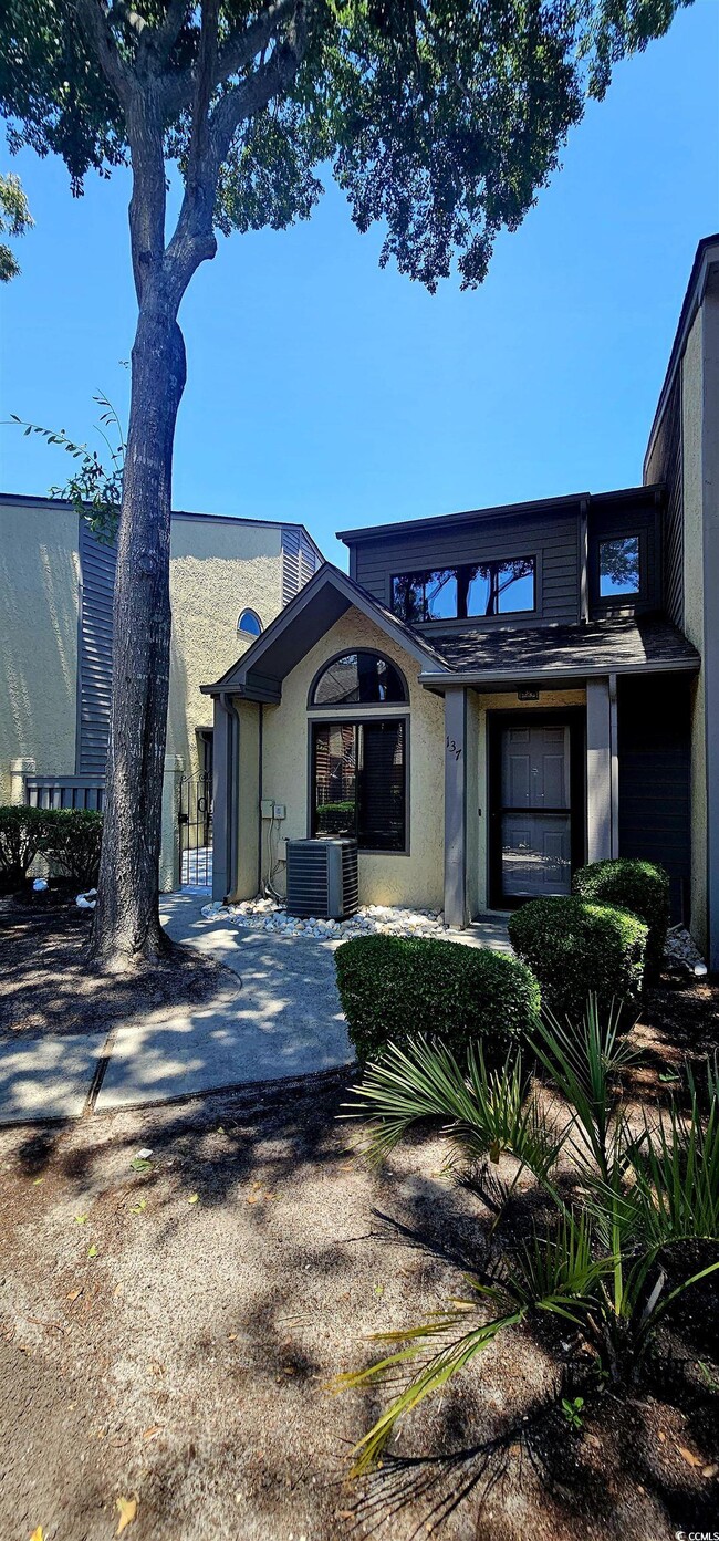Building Photo - 615 13th Ave S