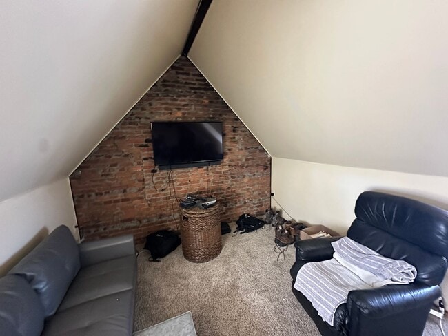 Building Photo - 549 Bridge St