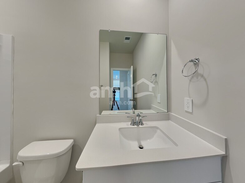 Building Photo - 758 Treeline Rd